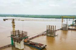 9 trụ cầu Hồng Hà dần lộ diện giữa sông Hồng