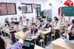 Hiệu trưởng, hiệu ph&oacute; d&ocirc;i dư chuyển l&agrave;m gi&aacute;o vi&ecirc;n đứng lớp