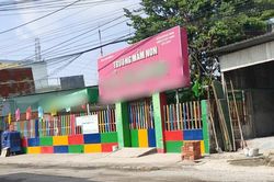 Bảo mẫu thừa nhận dùng dây thun bắn vào lòng bàn chân hai bé