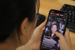 Livestream triệu view nu&ocirc;i lớn r&aacute;c mạng