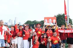 CĐV tiếp lửa tuyển Việt Nam đấu Campuchia bằng t&igrave;nh y&ecirc;u v&ocirc; điều kiện