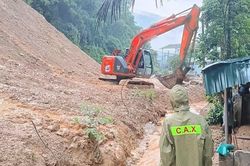 Núi nứt sau mưa lớn, nhiều hộ dân Thanh Hóa phải di dời khẩn cấp