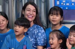 Không kết hôn, người phụ nữ Thụy Sĩ dành trọn tình yêu cho đàn con nuôi Việt Nam