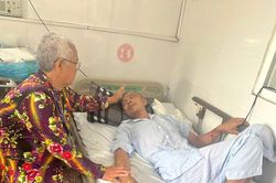 Mẹ già 71 tuổi chăm con trai tai nạn nặng, sống nhờ những suất cơm từ thiện