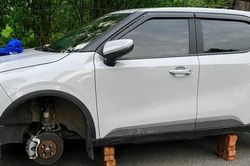 Ô tô bị tháo trộm 2 bánh trong đêm tại khu đô thị ở Hà Nội