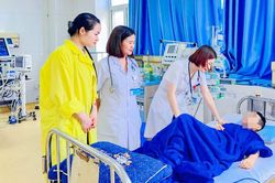 Đưa con đi bơi, nữ b&aacute;c sĩ kịp thời &eacute;p tim cứu người đuối nước