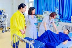 Đưa con đi bơi, nữ bác sĩ kịp thời ép tim cứu người đuối nước