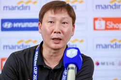 Tuyển Việt Nam 3-1 Campuchia: Thầy Kim khuyên chân thành Đình Bắc
