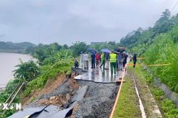 Khẩn trương phân luồng giao thông sau vụ sạt lở trên tuyến ĐT161 ở Lào Cai