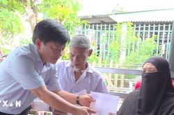 An Giang: Kịp thời hỗ trợ c&aacute;c hộ d&acirc;n bị ch&aacute;y nh&agrave; tại x&oacute;m Chăm La Ma