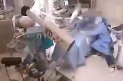 Bác sĩ dùng thân mình che chắn cho bệnh nhân trong trận động đất
