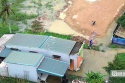 Mưa lớn, nhiều hộ dân trong vùng dự án khu đô thị phải lội nước vào nhà