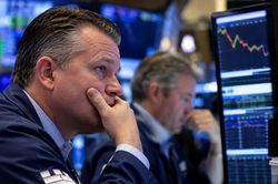 Dầu tăng trở lại, Dow Jones giảm hơn 450 điểm