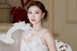 Ngẩn ngơ với nhan sắc quyến rũ của Phương Linh