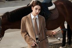Địch Lệ Nhiệt Ba gây chú ý