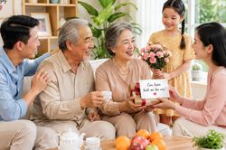Diễn đàn tháng 8: Báo hiếu có nhất thiết phải sống chung?