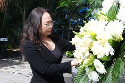Giảng viên, học viên Học viện Chính trị Quốc gia Hồ Chí Minh dâng hương tưởng niệm các anh hùng liệt sĩ tại Công viên Lê Thị RiêngGiảng viên, học viên Học viện Chính trị Quốc gia Hồ Chí Minh dâng hương tưởng niệm các anh hùng liệt sĩ tại Công viên Lê Thị 
