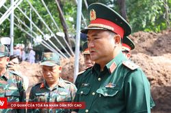Đoàn đại biểu Quân khu 7 dâng hương tưởng niệm và động viên lực lượng làm nhiệm vụ tại Công viên Lê Thị Riêng