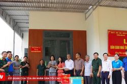 Binh đo&agrave;n 16 b&agrave;n giao 'Nh&agrave; t&igrave;nh nghĩa qu&acirc;n d&acirc;n' tặng gia đ&igrave;nh hội vi&ecirc;n cựu chiến binh
