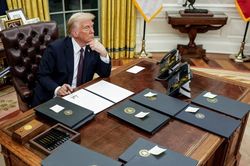 Ông Trump ký hai sắc lệnh hành pháp nhằm thu hẹp quyền công dân theo nơi sinh sau thất bại tại Tòa án Tối cao