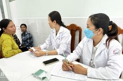Khám tầm soát bệnh phụ khoa cho hơn 100 phụ nữ xã Ô Lâm