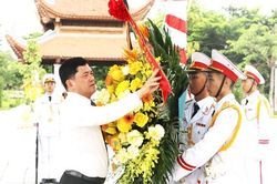 Các đồng chí lãnh đạo tỉnh Bắc Ninh dâng hương tưởng niệm đồng chí Lê Quang Đạo