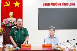 Thiếu tướng Trần Chí Tâm, Phó Chính ủy Quân khu 7 thăm, làm việc với các phường Bình Long, Tân Khai