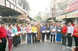 Hội Chữ thập đỏ th&agrave;nh phố Đồng Nai trao 50 triệu đồng hỗ trợ c&aacute;c tiểu thương bị thiệt hại do vụ ch&aacute;y Trung t&acirc;m Thương mại Bi&ecirc;n H&ograve;a