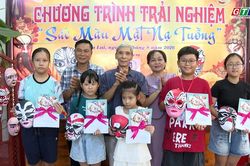 Thiếu nhi trải nghiệm vẽ mặt nạ hát bội tại Thư viện tỉnh Gia Lai