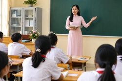Bộ GD&ĐT đề xuất truy lĩnh lương cho gi&aacute;o vi&ecirc;n bị 'đ&aacute;nh tụt' hạng