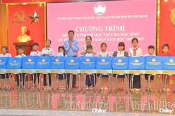 Trao hơn 100 triệu đồng hỗ trợ học sinh có hoàn cảnh khó khăn xã Nam Ninh Hòa