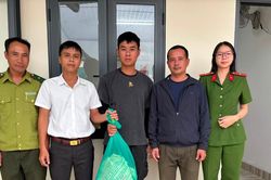 Người d&acirc;n L&acirc;m Đồng tự nguyện giao nộp c&aacute; thể trăn gấm qu&yacute; hiếm