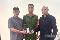 Công an xã Hoàn Lão hỗ trợ người dân nhận lại 5 tỉ đồng chuyển khoản nhầm