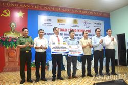Trao tặng kinh ph&iacute; x&acirc;y dựng trường đạt chuẩn quốc gia cho Trường THPT Đakr&ocirc;ng