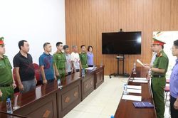 Khởi tố, tạm giam 4 bị can khai thác cát trái phép tại Mường BúKhởi tố, tạm giam 4 bị can khai thác cát trái phép tại Mường Bú