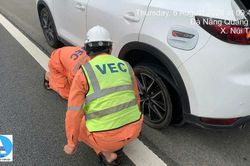 Ngày tuần tra nhặt 'đinh', đêm hỗ trợ xe thủng lốp trên cao tốc Đà Nẵng - Quảng Ngãi