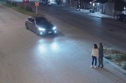 Ngang nhiên đi bộ giữa đường, 2 người bị ô tô húc văng