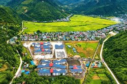 Độc đáo hoa văn người Mông trên mái trường vùng biên Lào Cai
