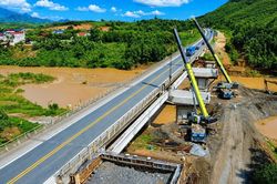 Đại công trường mở rộng cao tốc Nội Bài - Lào Cai sau 10 tháng thi côngĐại công trường mở rộng cao tốc Nội Bài - Lào Cai sau 10 tháng thi công