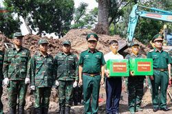 Đoàn đại biểu Quân khu 7 thăm, động viên lực lượng làm nhiệm vụ tại Công viên Lê Thị Riêng