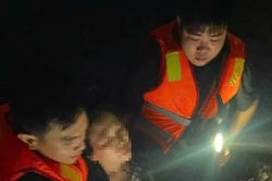 Cảnh sát cứu người phụ nữ định nhảy sông Đồng Nai tự tử