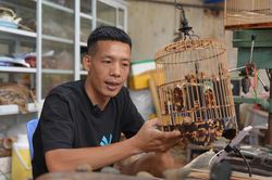 Buổi sáng ở làng nghề làm lồng chim Canh Hoạch