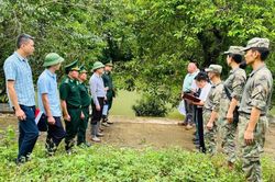 Hội đ&agrave;m thực địa trao đổi về phương &aacute;n x&acirc;y dựng cầu tại khu vực mốc 924