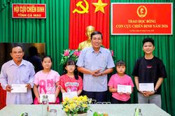 Trao học bổng 'Tiếp sức đến trường' cho con cựu chiến binh