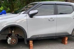 Ô tô bị bị tháo trộm 2 bánh xe khi đỗ qua đêm ở khu đô thị tại Hà Nội
