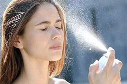Xịt khoáng mỗi ngày nhưng da vẫn khô? Có thể bạn đang mắc phải những sai lầm này