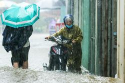 Dự báo thời tiết 7/8: Nhiều nơi trên cả nước hứng mưa lớn, đề phòng dông lốc