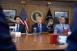 Ông Trump: Đang truy lùng những người 'phản quốc' rò rỉ thông tin vũ khí