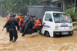 Hai người mất tích sau mưa lớn, nhiều tuyến đường ở Lào Cai bị chia cắt