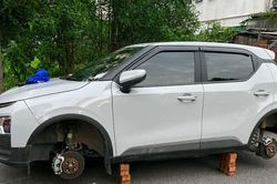 Công an Hà Nội xác minh ô tô đỗ ở khu đô thị bị trộm mất 2 bánh xe